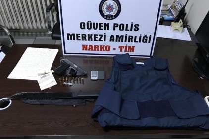 Uyuşturucu operasyonunda çelik yelek ele geçirildi 