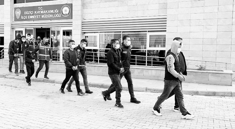 Uyuşturucu operasyonunda gözaltına alınan 18 zehir taciri tutuklandı