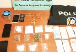 Uyuşturucu operasyonunda polis yeleği ele geçirildi