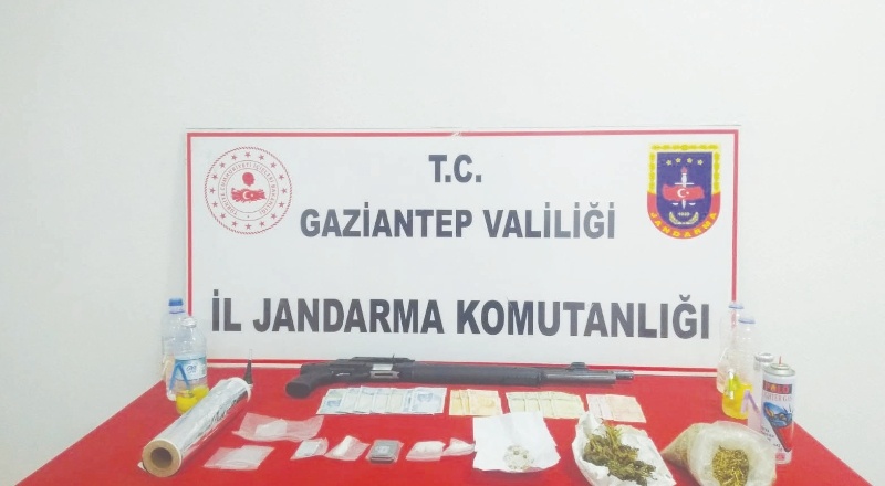 Uyuşturucu satışı yapılan evden 4 kişi gözaltına alındı