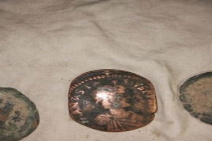 Uyuşturucu şebekesi baskınında çok sayıda eski eser bulundu