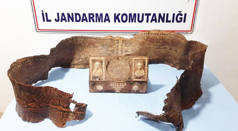 Üzerinde İbranice yazılar olan piton derisi ele geçirildi