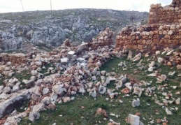 Üzerine duvar devrildi
