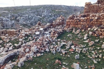Üzerine duvar devrildi