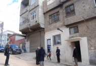 Üzerine kapı düşen çocuk öldü
