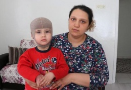 Üzerine kaynar yemek dökülen minik Miray yardım bekliyor
