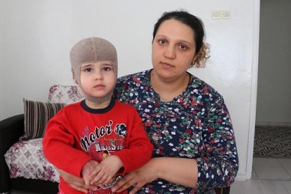 Üzerine kaynar yemek dökülen minik Miray yardım bekliyor
