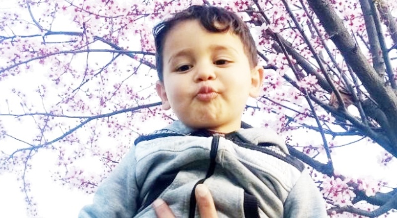 Üzerine motosiklet düşen çocuk hayatını kaybetti