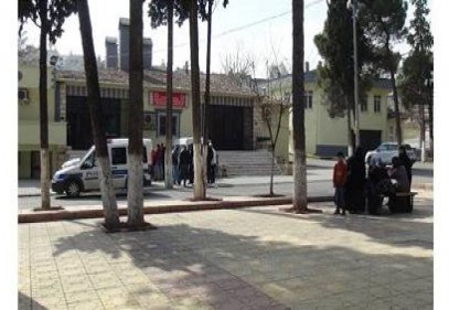 Üzerine televizyon düştü