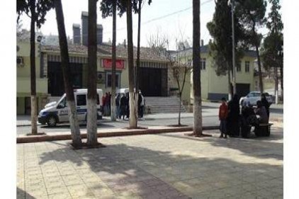 Üzerine televizyon düştü