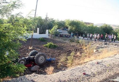 Üzüm bağına yuvarlanan traktör çocuklara çarptı, 2 kişi öldü, 1 yaralı var