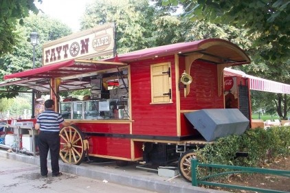 Vagondan kafe yaptı, adını &#8220;Fayton&#8221; koydu