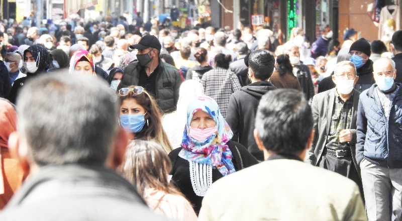 Vaka sayısı artıyor,  çarşıda yoğunluk azalmıyor