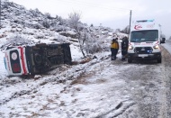 Vakaya giden ambulans şarampole yuvarlandı