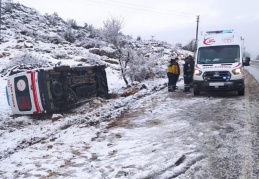 Vakaya giden ambulans şarampole yuvarlandı
