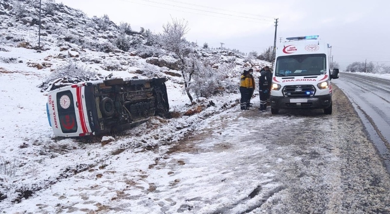 Vakaya giden ambulans şarampole yuvarlandı