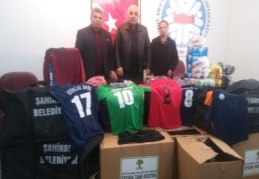 Vakıf Demir, spor malzemelerini yetkililere teslim etti
