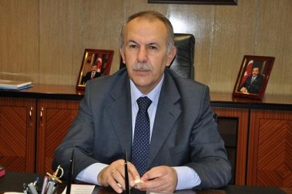 Vali Erdal Ata elini çekti
