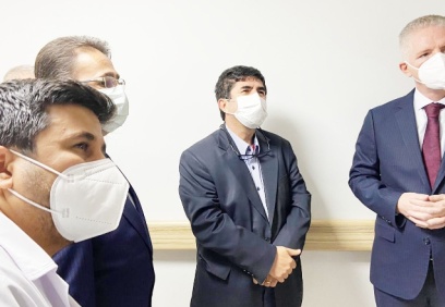 Vali Gül, dövülen bebeği ziyaret etti