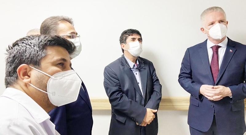 Vali Gül, dövülen bebeği ziyaret etti