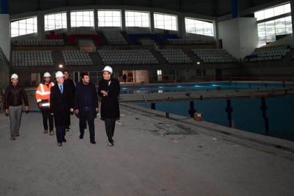 Vali Gül, olimpik yüzme havuzu inşaatını inceledi 