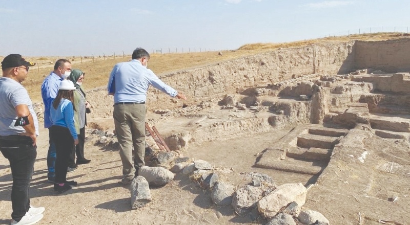 Vali Soytürk, Oylum Höyük kazı alanında inceleme yaptı