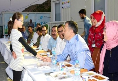 Vali, Suriyeli sığınmacılarla iftar yaptı