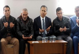 Vali Yerlikaya patlamada hayatını kaybedenlerin yakınlarıyla buluştu