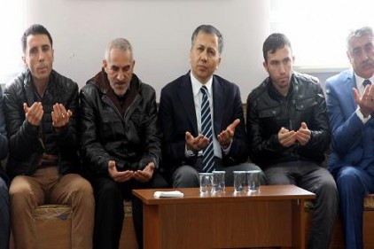 Vali Yerlikaya patlamada hayatını kaybedenlerin yakınlarıyla buluştu
