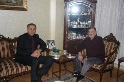 Vali Yerlikaya, Yaşar Özen&#8217;i evinde ziyaret etti
