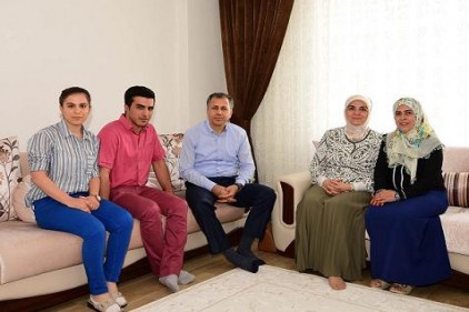 Vali Yerlikaya&#8217;dan şehit ailelerine ziyaret