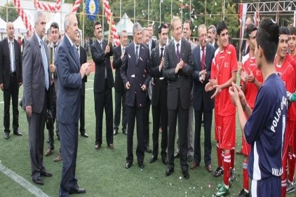 ''Valilik Kupası Polis Gençlik El Ele Halı Saha Futbol Turnuvası'' başladı