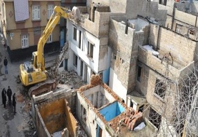 Vatan Mahallesi’nde 5 ev yıkılıyor