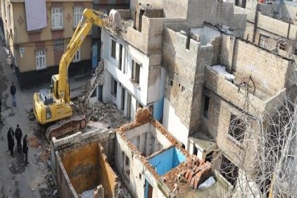 Vatan Mahallesi&#8217;nde 5 ev yıkılıyor