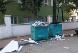 Vatandaş, çöp konteynerlerini kullanmayı da bilmiyor