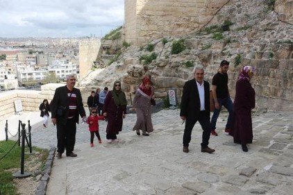 Vatandaş fırsat buldukça kaleyi geziyor