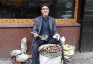 Vatandaş gramla kestane alıyor