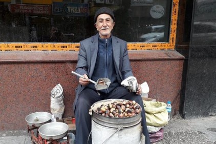 Vatandaş gramla kestane alıyor