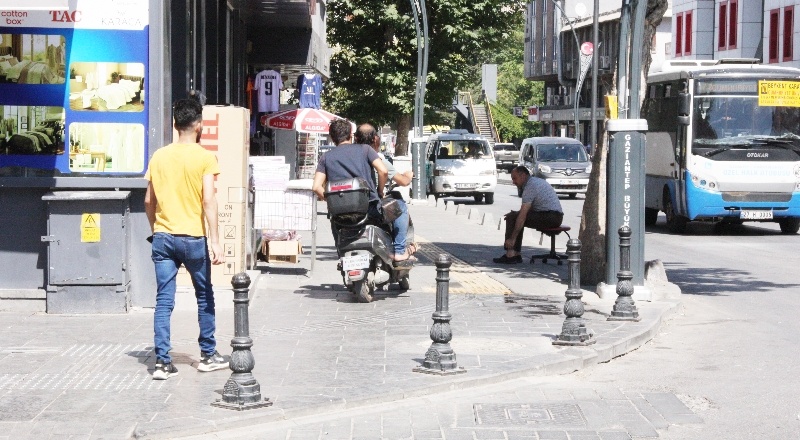 Vatandaş kaldırımı kullanan motosikletliler için çözüm istiyor