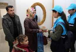 Vatandaş kapı kapı geri dönüşüm konusunda bilgilendiriliyor
