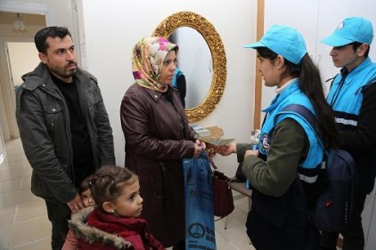 Vatandaş kapı kapı geri dönüşüm konusunda bilgilendiriliyor