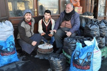 Vatandaş kilo ile kömür alıyor