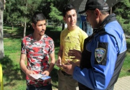 Vatandaşa zararlı alışkanlıklar ve güvenlikle ilgili broşür dağıttılar