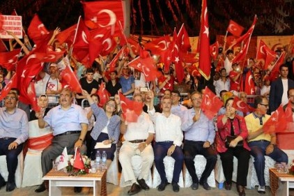 Vatandaşlar FETÖ&#039;yü lanetleyen pankartlar açtı