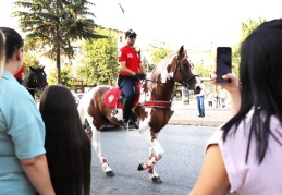 Vatandaşlar, ilk kez gördükleri atlı polislere yoğun ilgi gösterdi