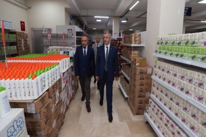 Vatandaşlar kendilerine verilen kartlarla sosyal markette gönüllerince alış veriş yapabiliyor