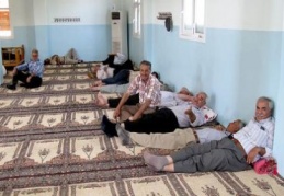 Vatandaşlar klimalı camilere akın ediyor