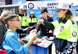 Vatandaşlara, emniyet kemeri takmayan sürücülerin kaza anında yaşadıkları gösterildi