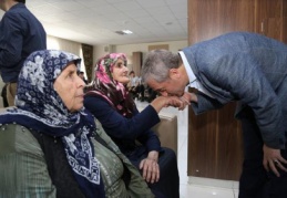 Vatandaşların bayramını kutladı