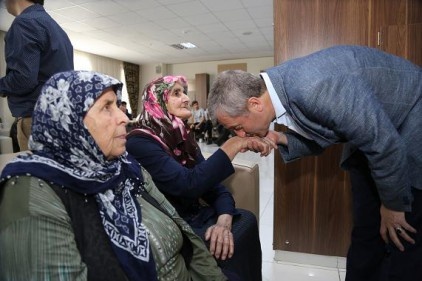 Vatandaşların bayramını kutladı